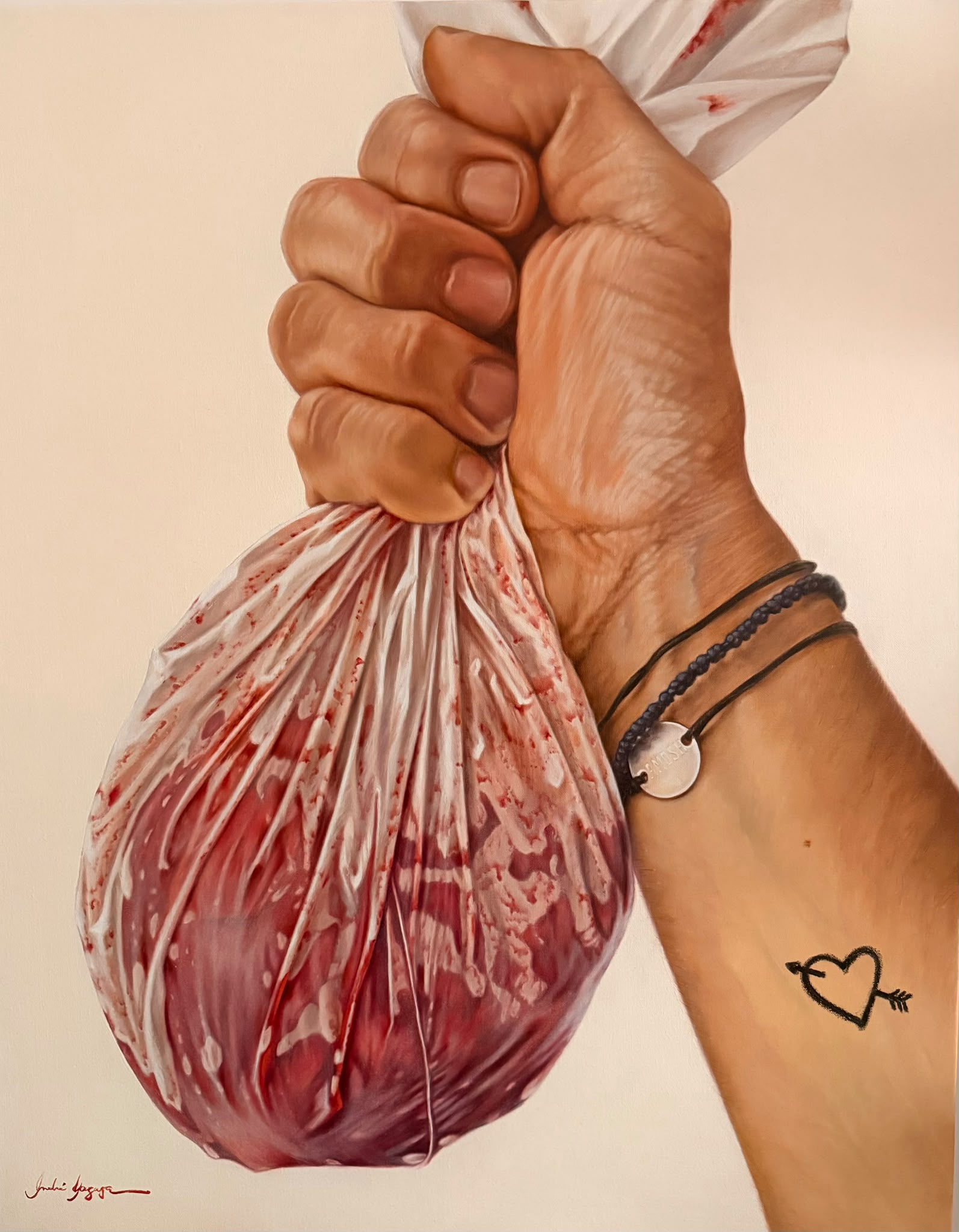 Me quita el aire: mão segurando um saco com sangue, coração desenhado no pulso